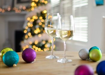 Prosecco and Christmas decorations. Photo: pexels.com