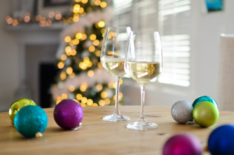 Prosecco and Christmas decorations. Photo: pexels.com