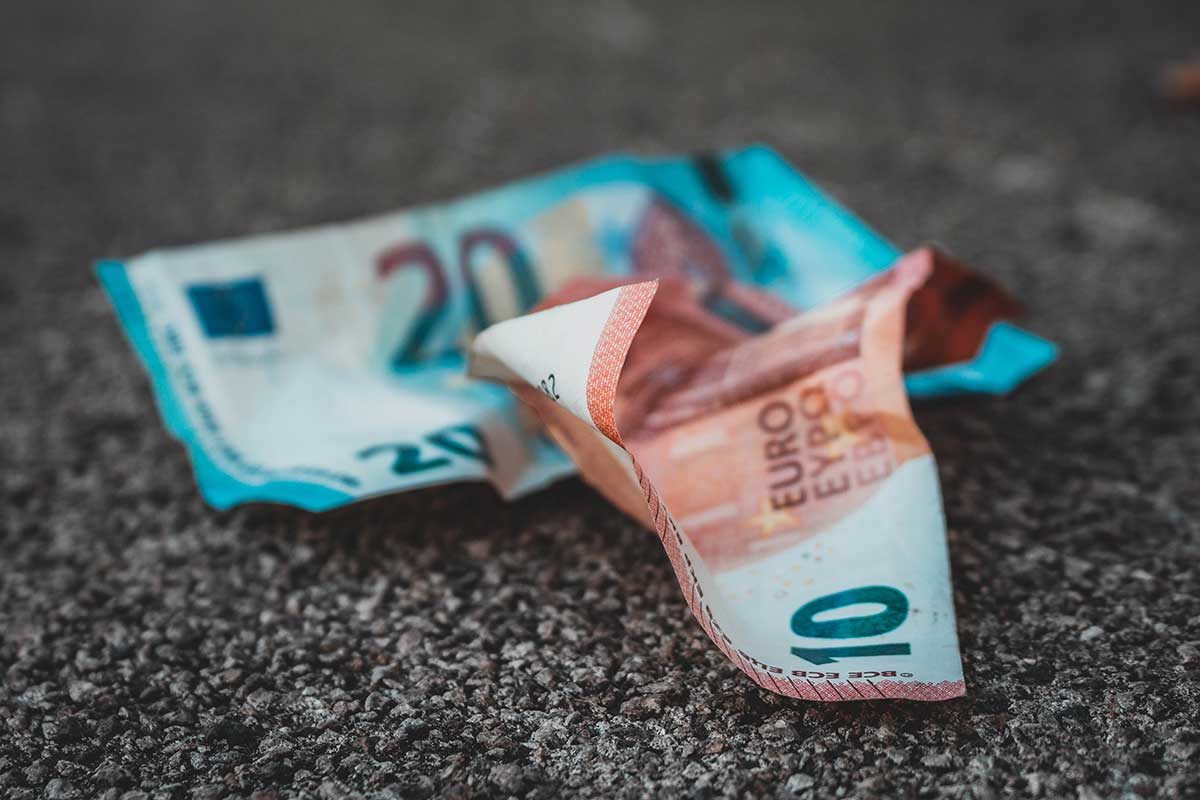 €10 and €20 bank notes. Photo: Sara Kurfeß