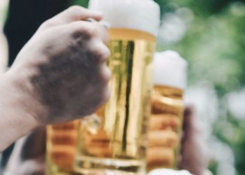 Raising a glass of beer. Photo: Quentin Jr/Unsplash