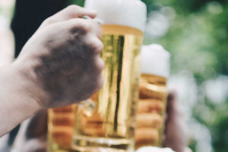 Raising a glass of beer. Photo: Quentin Jr/Unsplash