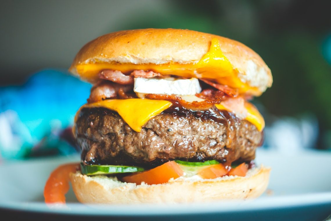 A buger with bacon and cheese. Photo: Pexels