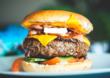 A buger with bacon and cheese. Photo: Pexels