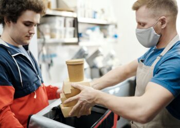Staff wearing mask in a takeaway. Photo: Norma Mortenson / Pexels