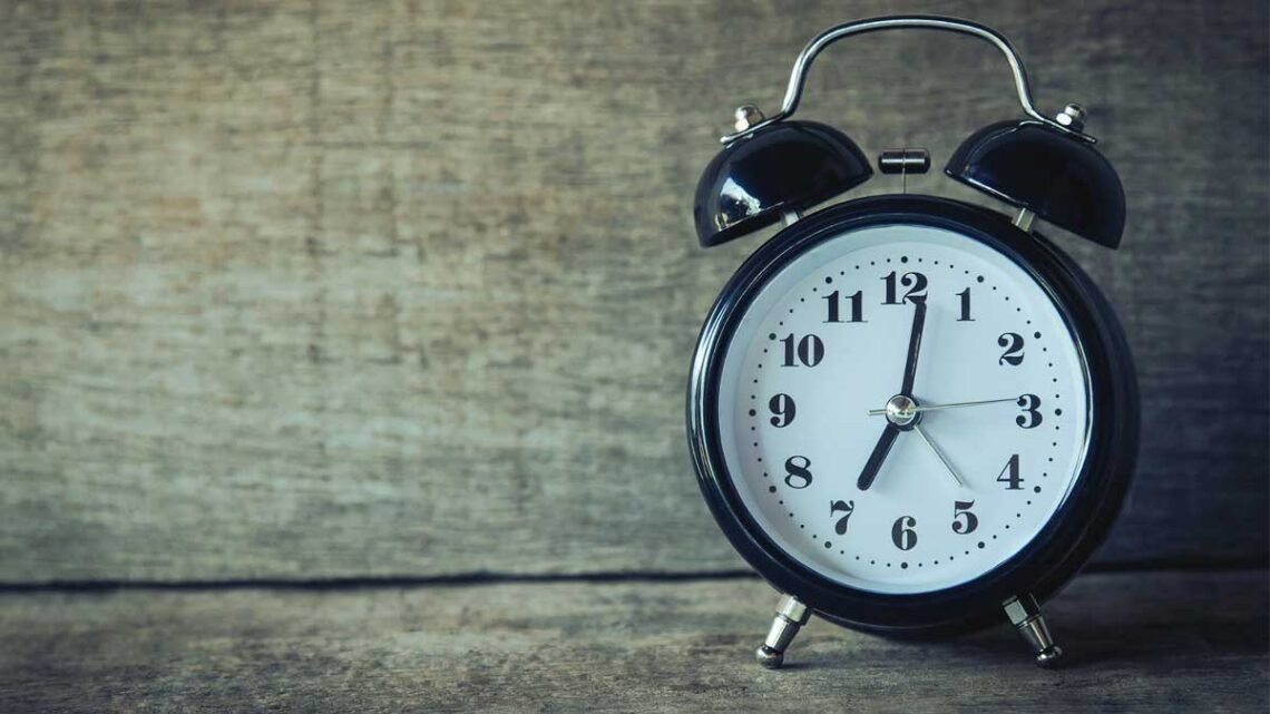 Alarm clock. Photo: Aphiwat chuangchoem/Pexels
