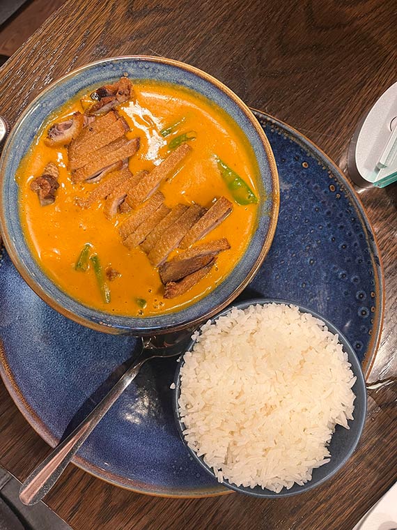 Red duck curry with steamed rice at Aroi. Photo: Ken McGuire / Ken On Food